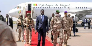 Bassirou Diomaye Faye marche avec Assimi Goita, à Bamako